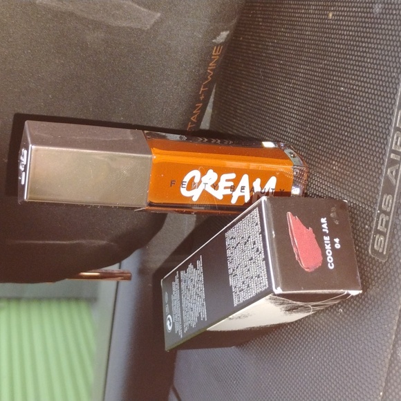 3/$30 NIB Fenty Beauty Gloss Bomb Cream Color Drip Lip Cream - Cookie Jar - Picture 4 of 9